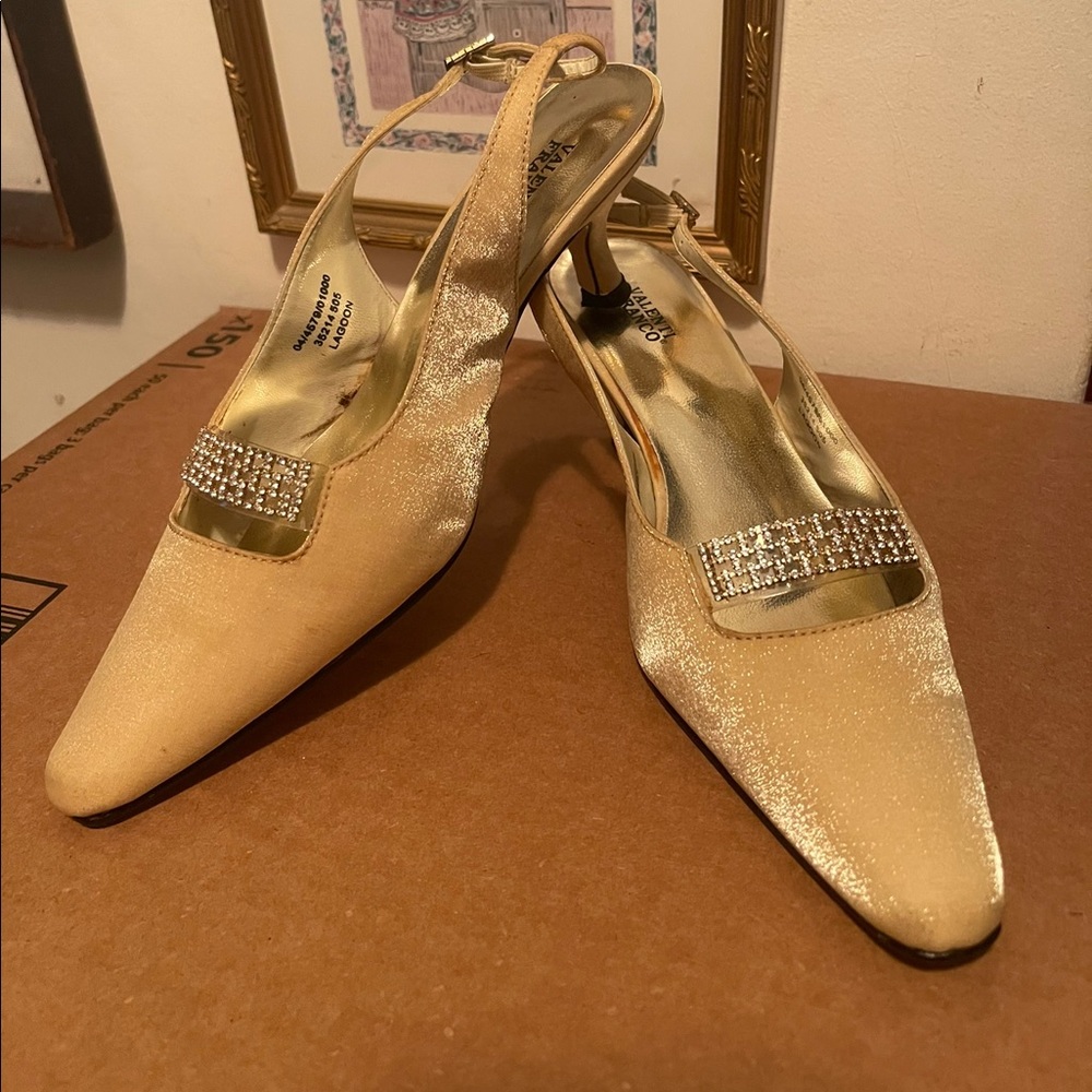 Satin sandals with stones, small & comfortable heel.